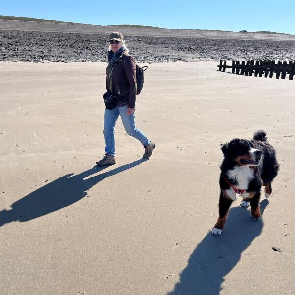 Auch ohne Leine bleibe bei der Chefin. Ich muss ja auf sie aufpassen...